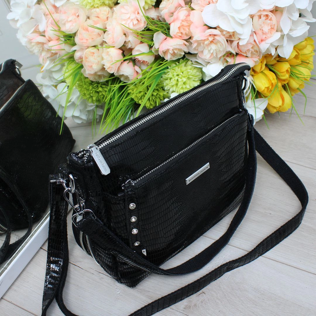 Стильна чорна сумка через плече для міста: містка та практична
