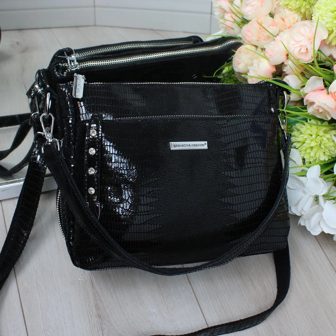 Стильна чорна сумка через плече для міста: містка та практична