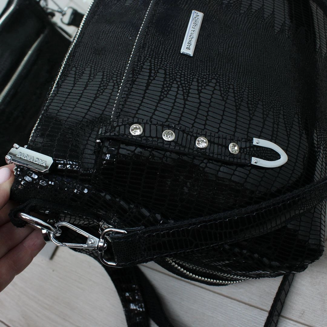 Стильна чорна сумка через плече для міста: містка та практична