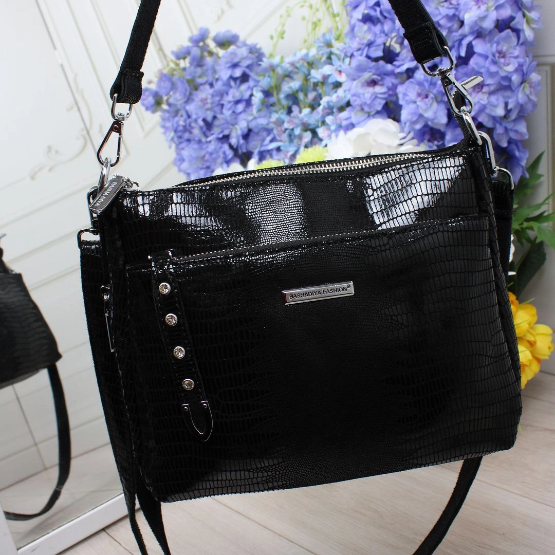 Стильна чорна сумка через плече для міста: містка та практична