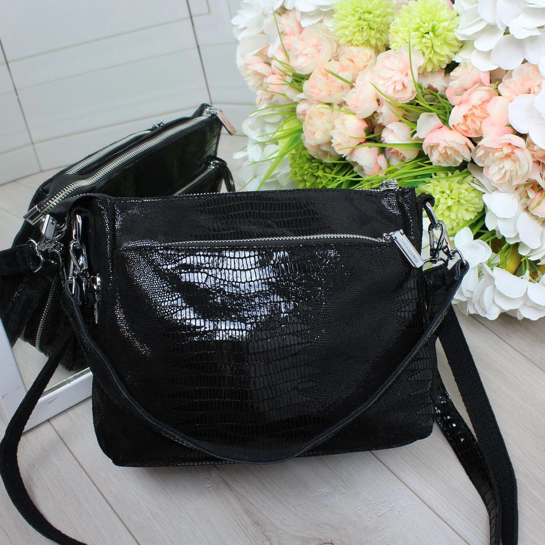 Стильна чорна сумка через плече для міста: містка та практична