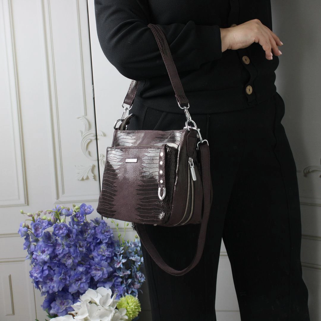 Жіноча сумка крос-боді для кар'єристки: елегантна та функціональна