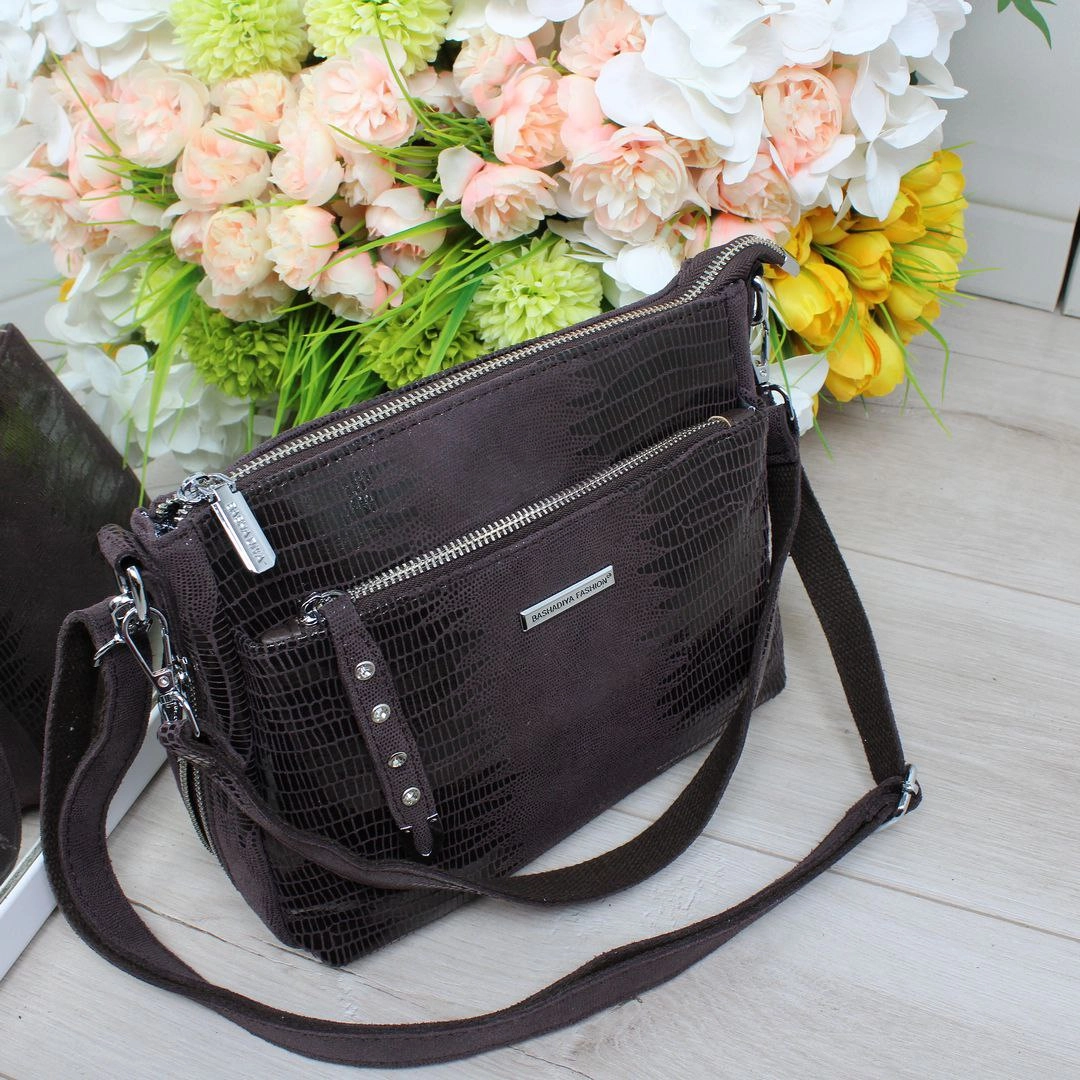 Жіноча сумка крос-боді для кар'єристки: елегантна та функціональна