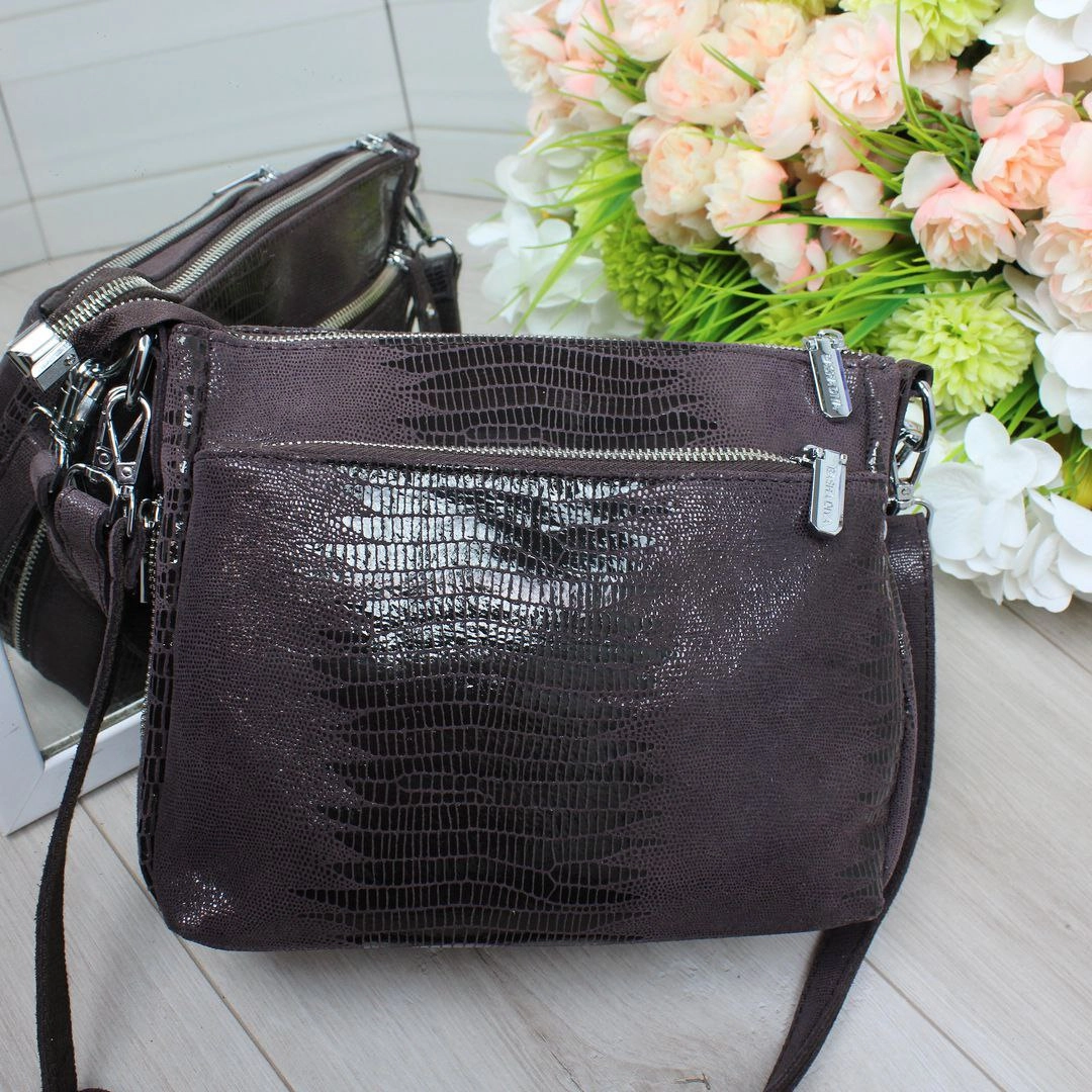 Жіноча сумка крос-боді для кар'єристки: елегантна та функціональна