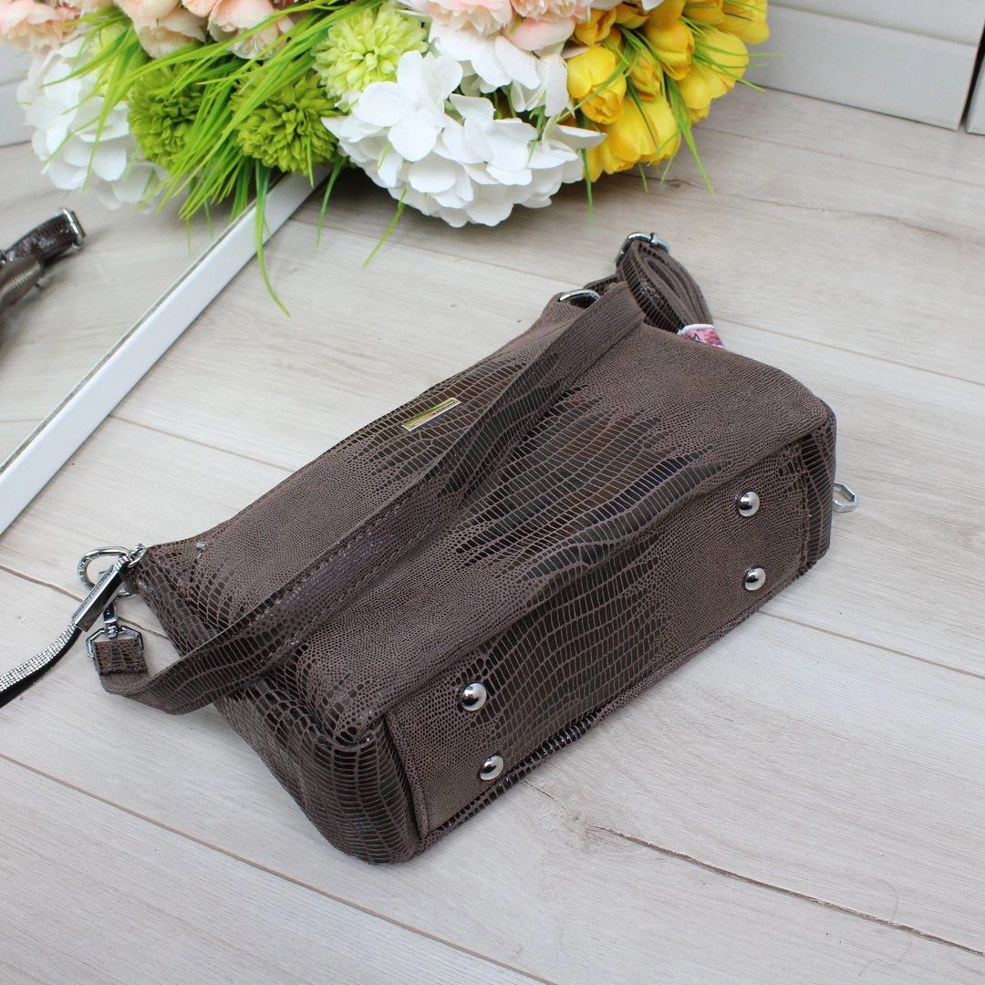 Жіноча сумка капучіно з натуральної лазерної шкіри через плече