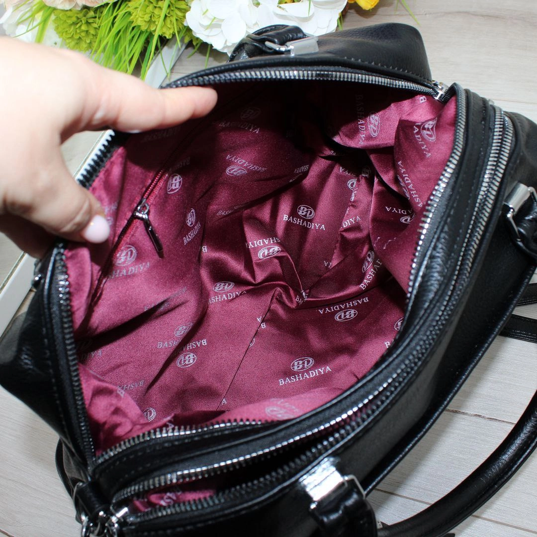 Жіноча чорна сумка крос-боді з екошкіри на два відділення через плече