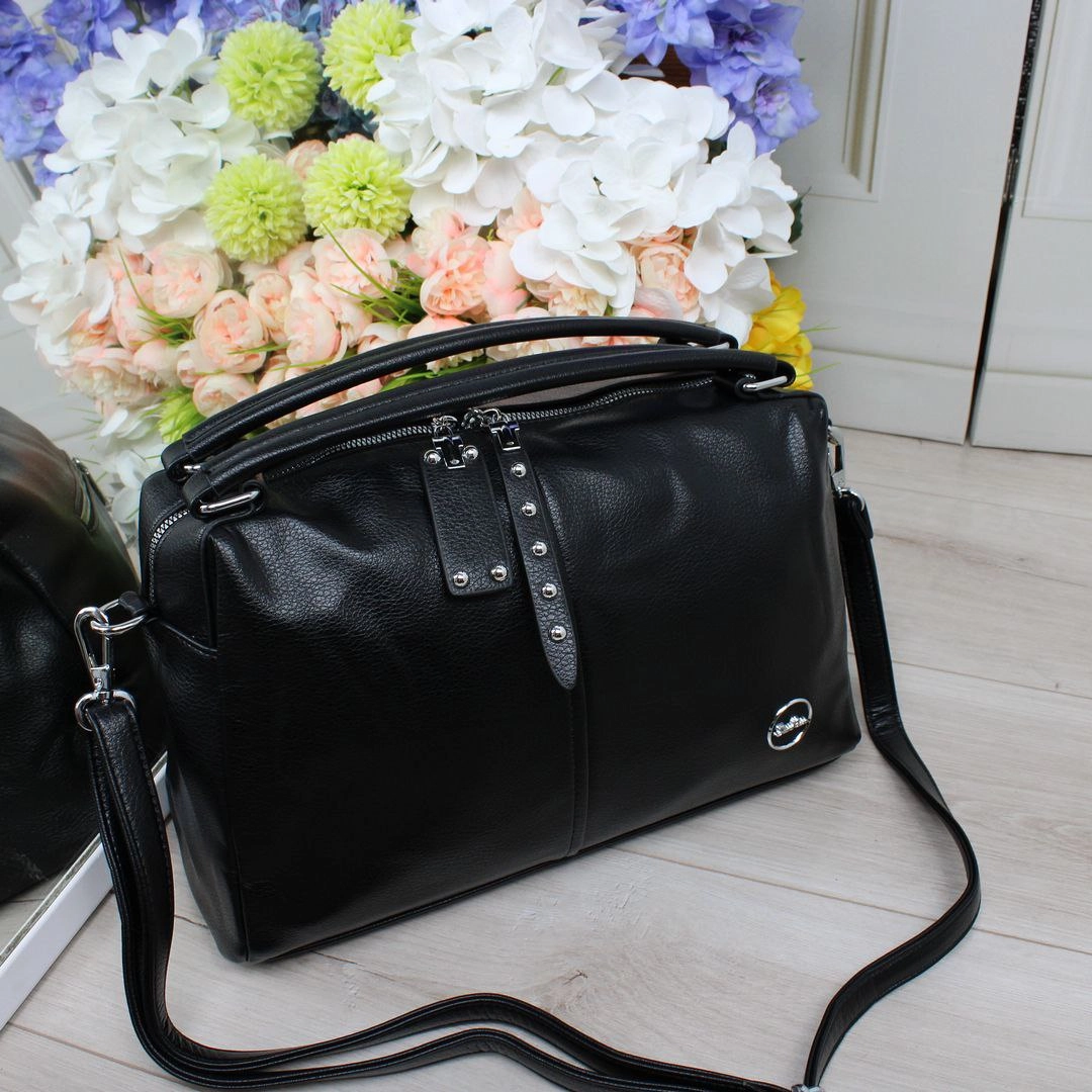 Жіноча чорна сумка з екошкіри через плече з одним відділенням і регульованим ременем