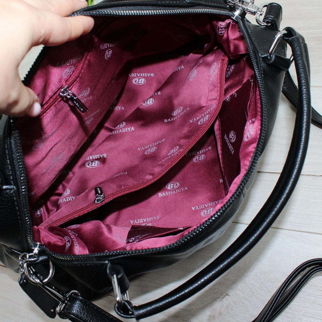 Жіноча чорна сумка з екошкіри через плече з одним відділенням і регульованим ременем