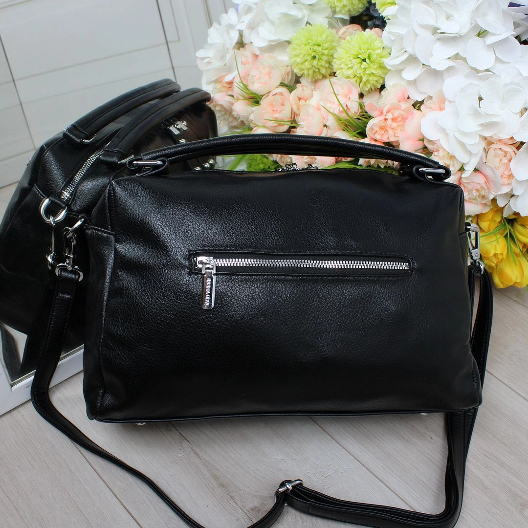 Жіноча чорна сумка з екошкіри через плече з одним відділенням і регульованим ременем