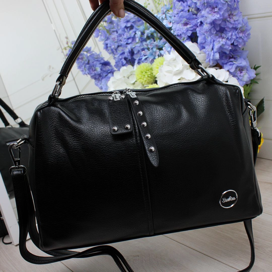 Жіноча чорна сумка з екошкіри через плече з одним відділенням і регульованим ременем