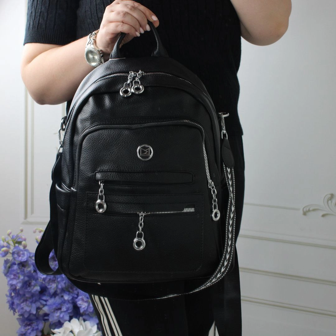 Жіночий чорний рюкзак-сумка з екошкіри з кишенями та срібною фурнітурою