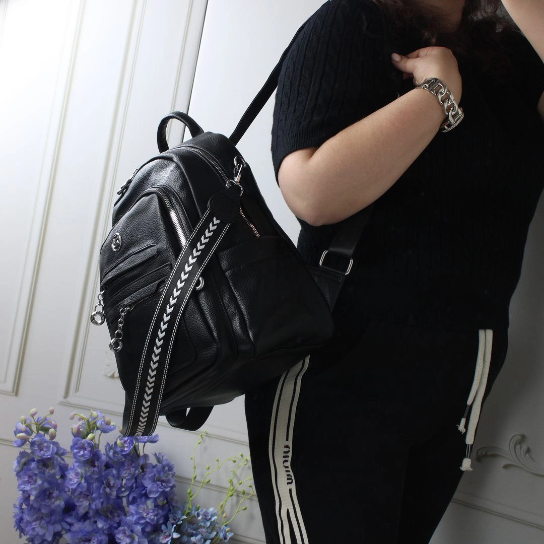 Жіночий чорний рюкзак-сумка з екошкіри з кишенями та срібною фурнітурою