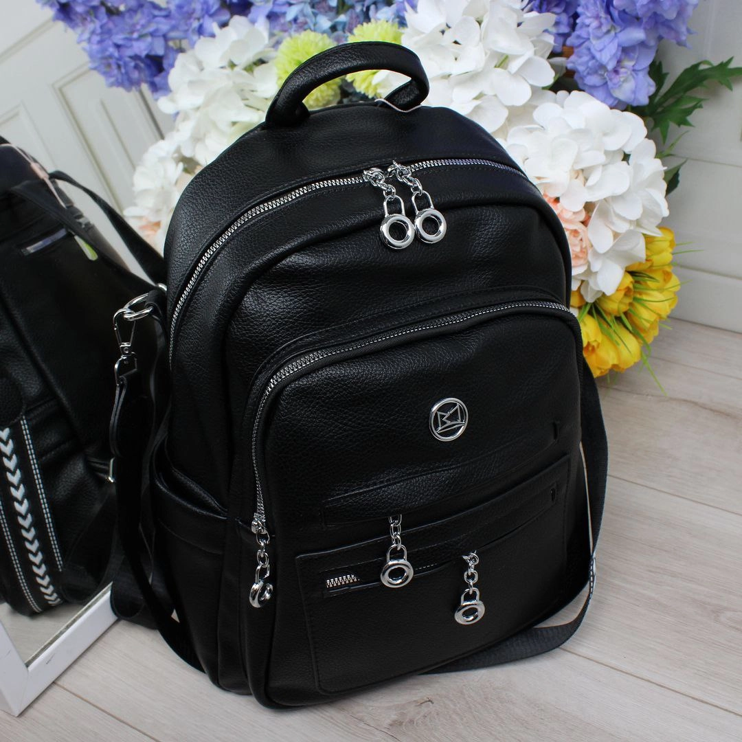 Жіночий чорний рюкзак-сумка з екошкіри з кишенями та срібною фурнітурою