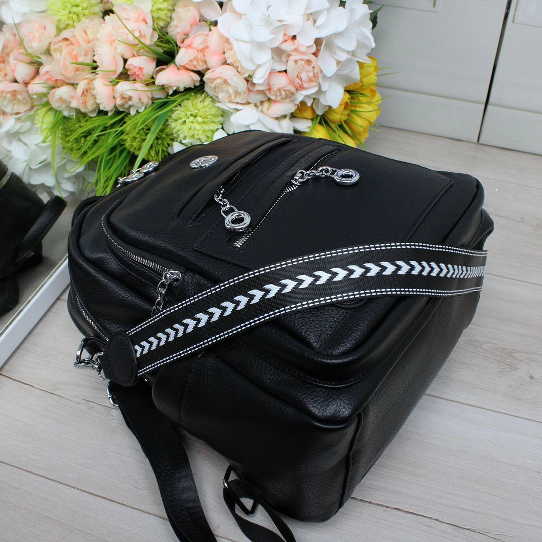 Жіночий чорний рюкзак-сумка з екошкіри з кишенями та срібною фурнітурою