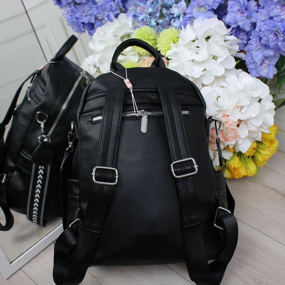 Жіночий чорний рюкзак-сумка з екошкіри з кишенями та срібною фурнітурою