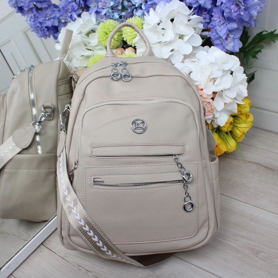 Жіночий бежевий рюкзак-сумка з екошкіри з кишенями та срібною фурнітурою