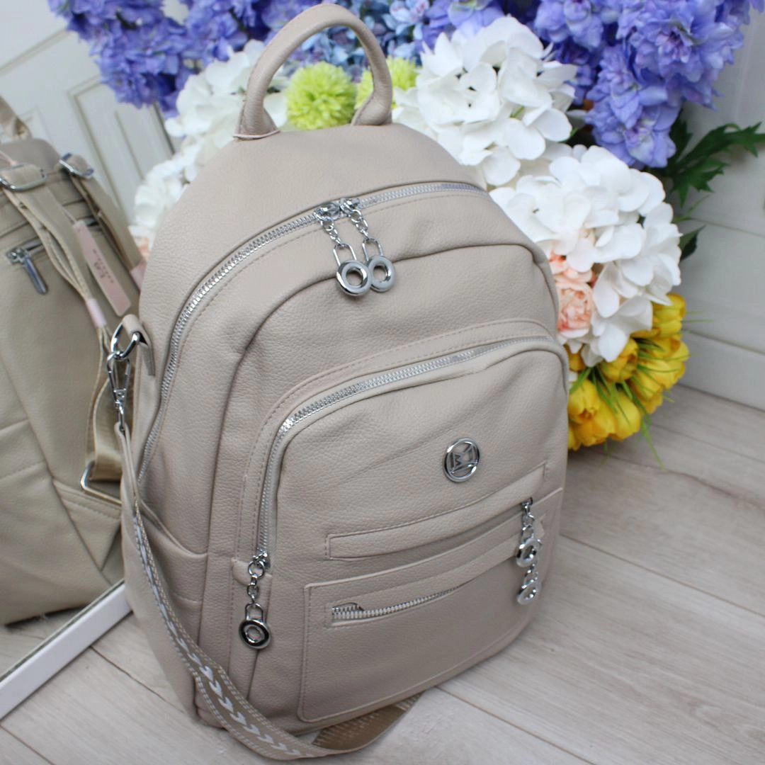 Жіночий бежевий рюкзак-сумка з екошкіри з кишенями та срібною фурнітурою