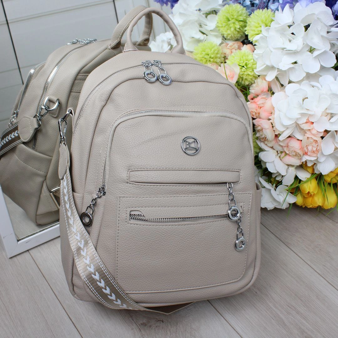 Жіночий бежевий рюкзак-сумка з екошкіри з кишенями та срібною фурнітурою