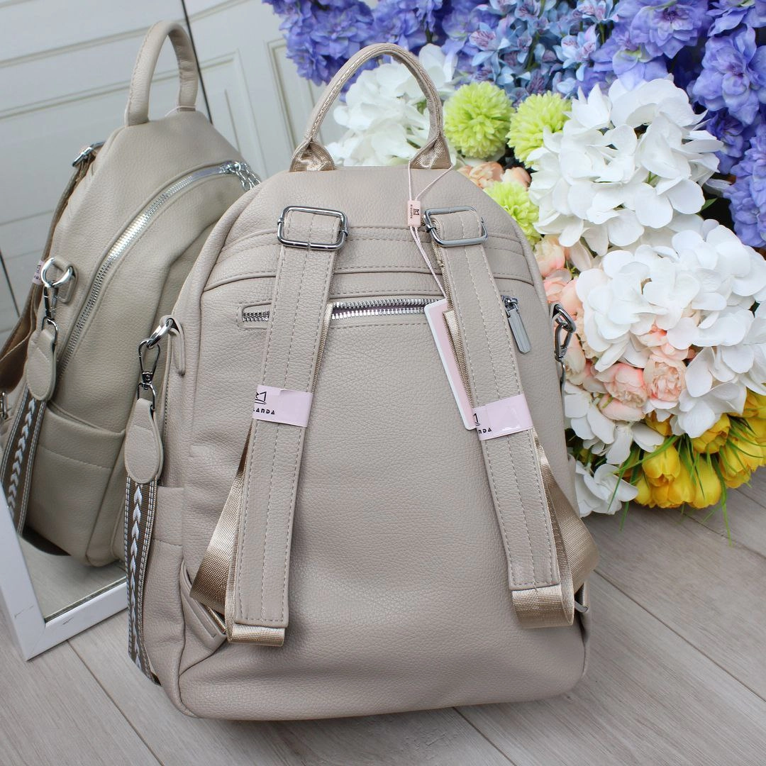 Жіночий бежевий рюкзак-сумка з екошкіри з кишенями та срібною фурнітурою