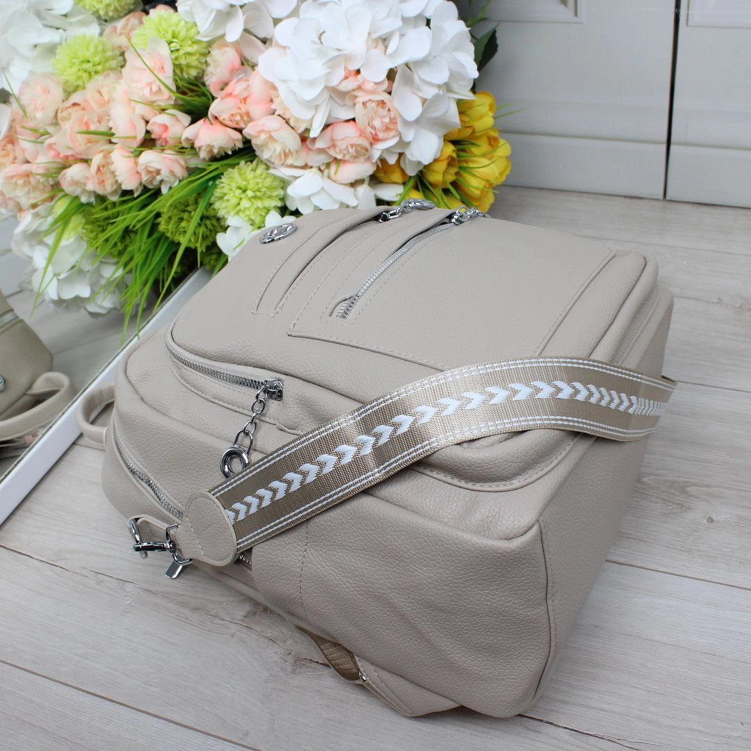 Жіночий бежевий рюкзак-сумка з екошкіри з кишенями та срібною фурнітурою