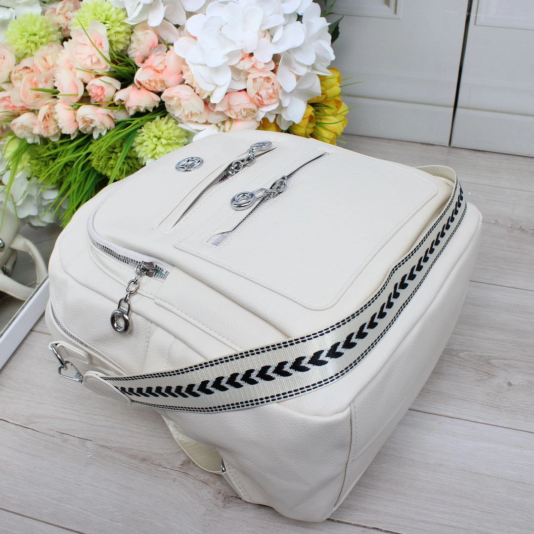 Жіночий молочний рюкзак-сумка з екошкіри, що вміщує формат А4, зі срібною фурнітурою