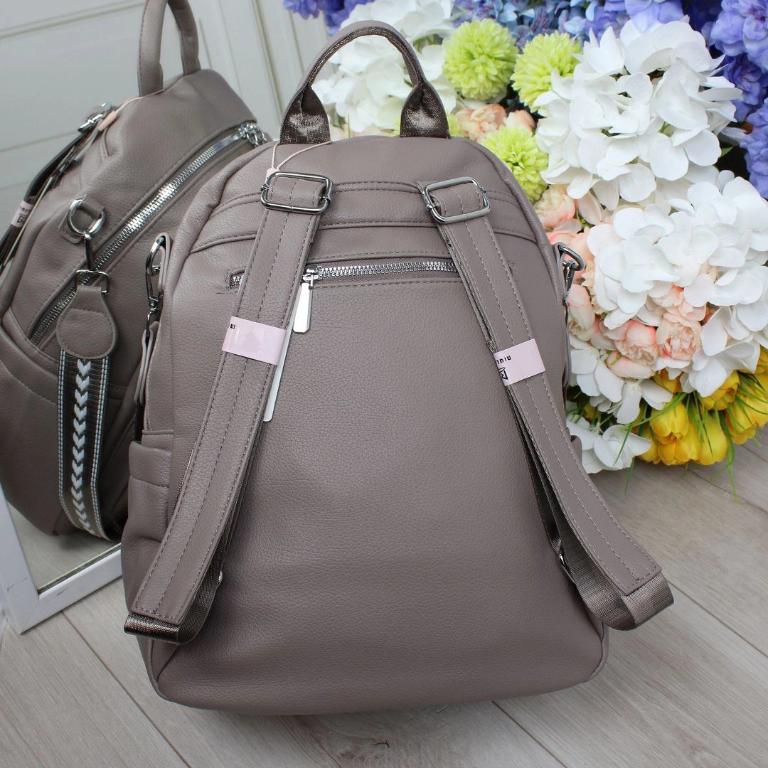 Жіночий рюкзак-сумка кольору капучіно з екошкіри, формат А4, зі срібною фурнітурою