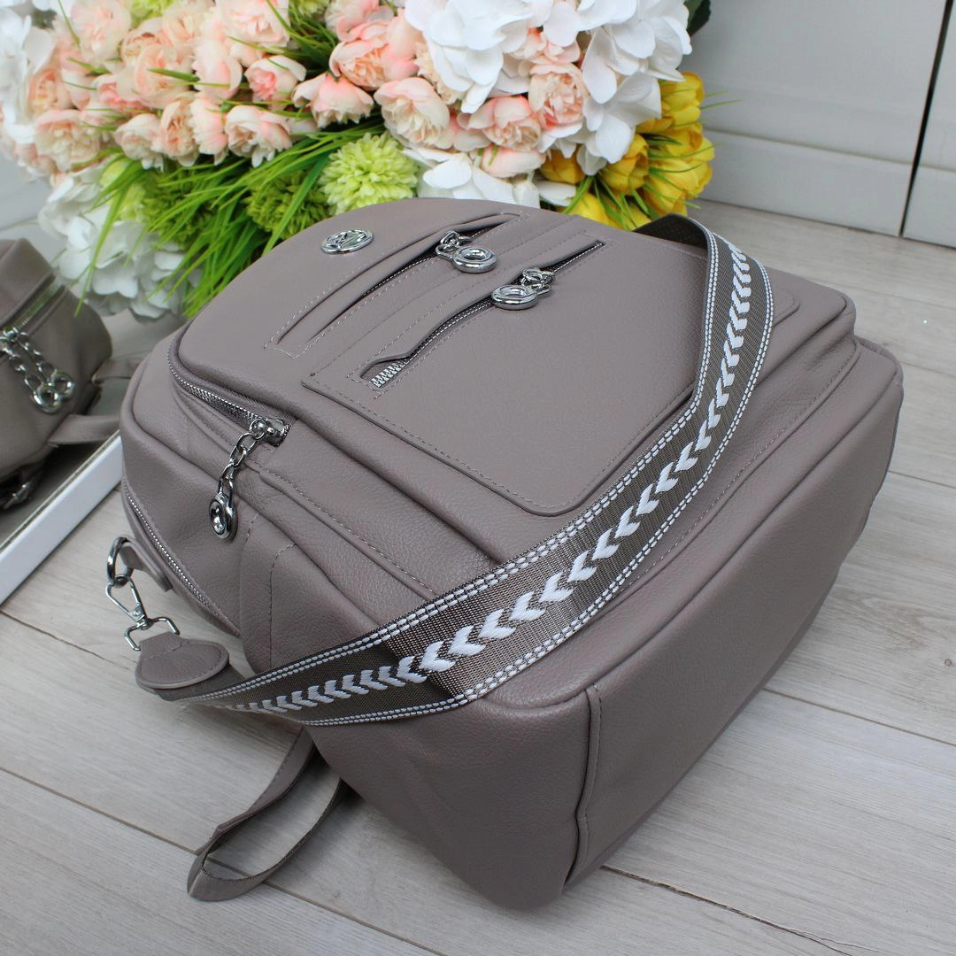 Жіночий рюкзак-сумка кольору капучіно з екошкіри, формат А4, зі срібною фурнітурою