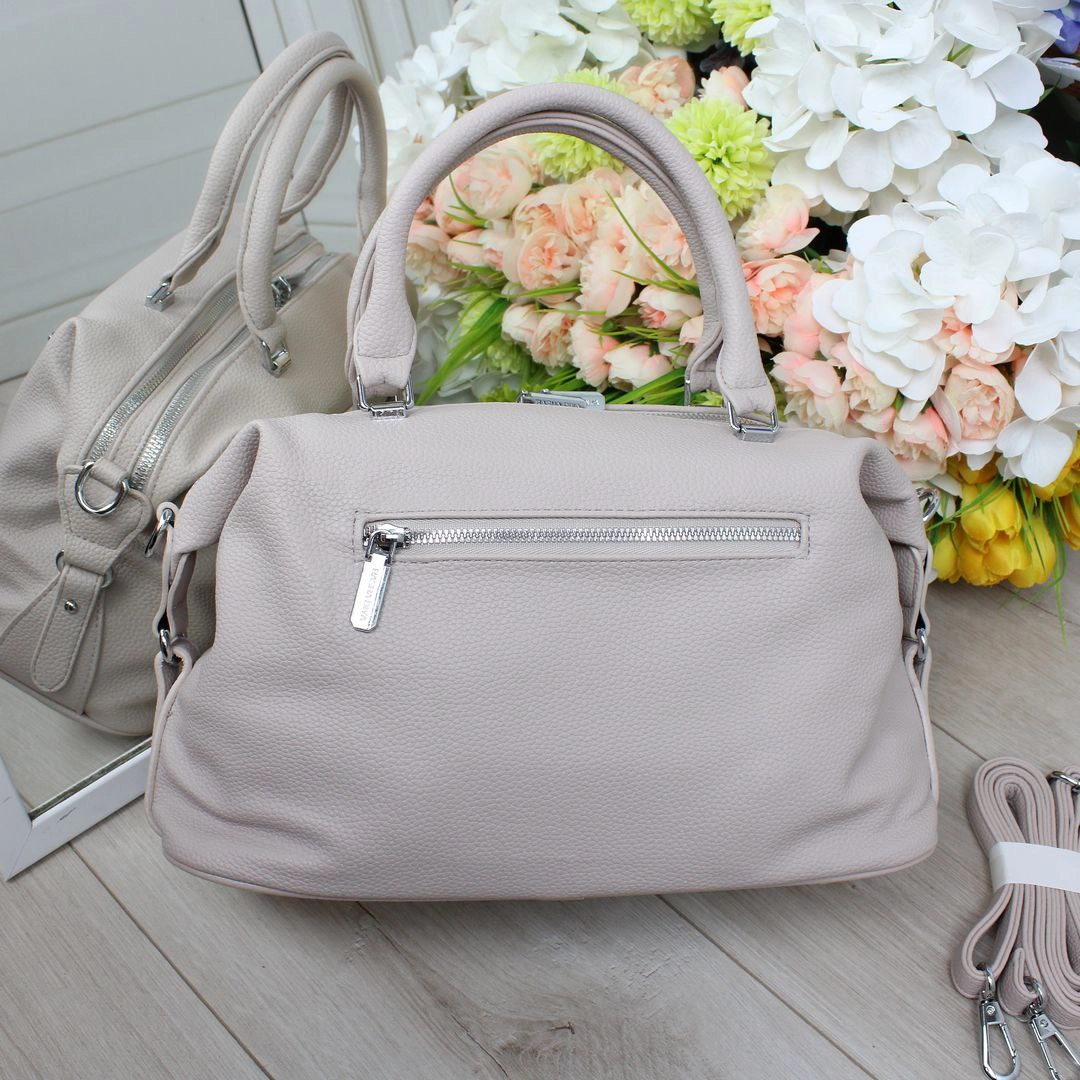 Жіноча сумка світла пудра з екошкіри люкс якості на два відділення з регульованим ременем