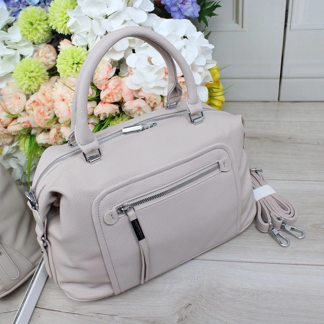 Жіноча сумка світла пудра з екошкіри люкс якості на два відділення з регульованим ременем