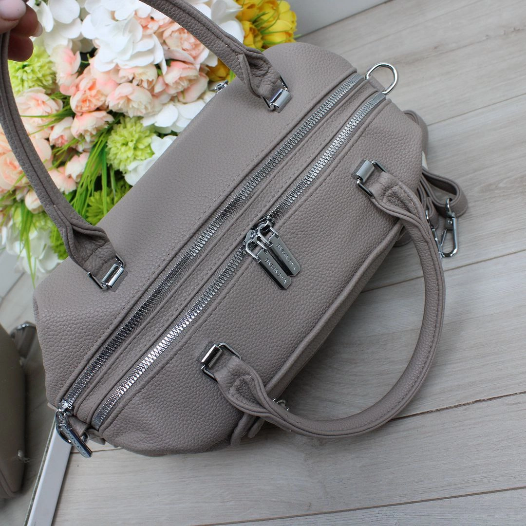 Жіноча сумка капучіно з екошкіри люкс якості на два відділення з регульованим ременем