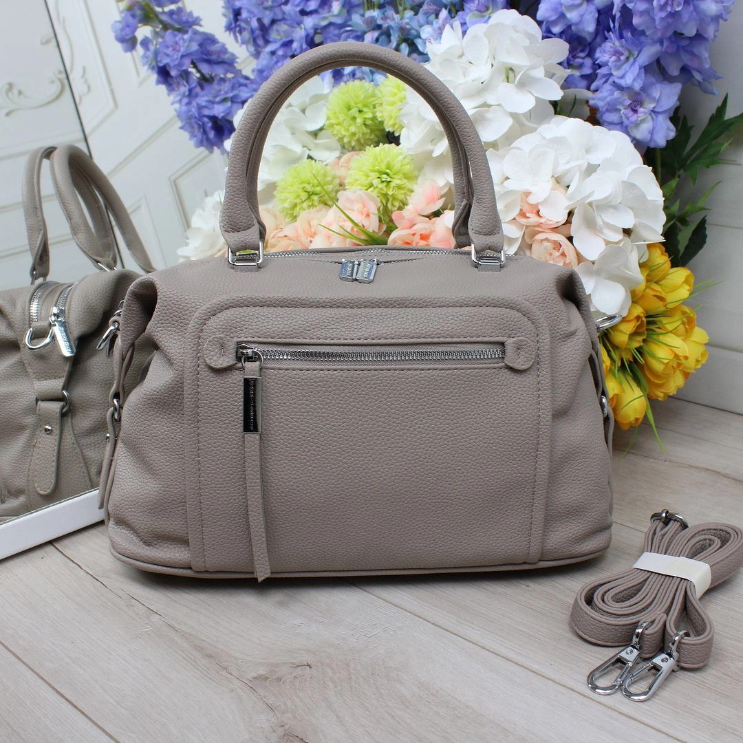 Жіноча сумка капучіно з екошкіри люкс якості на два відділення з регульованим ременем