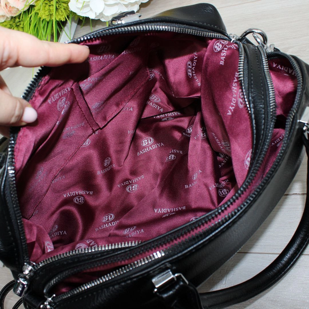 Жіноча чорна сумка крос-боді з екошкіри на два відділення через плече