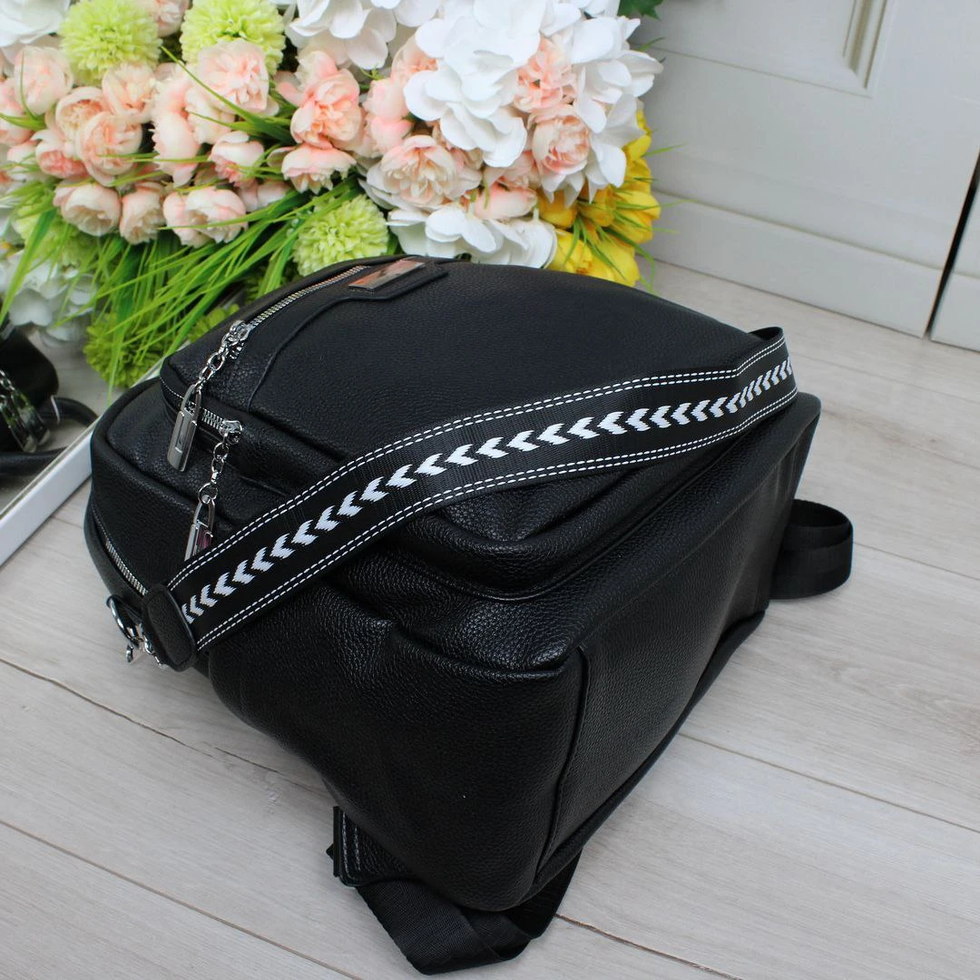 Жіночий чорний сумка-рюкзак з екошкіри формату А4