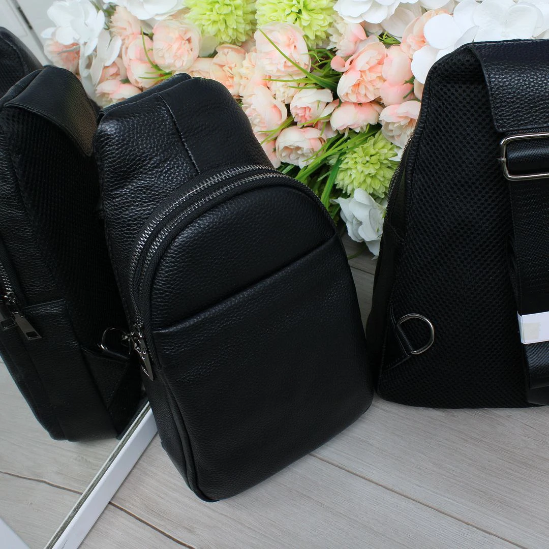 Чоловічий чорний слінг з натуральної шкіри з передньою кишенею