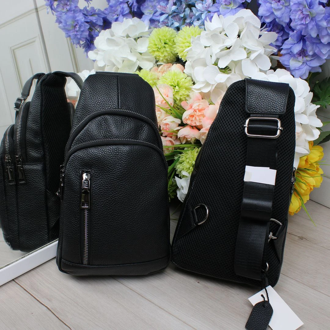 Чоловічий слінг з натуральної чорної шкіри з основним відділенням на блискавці