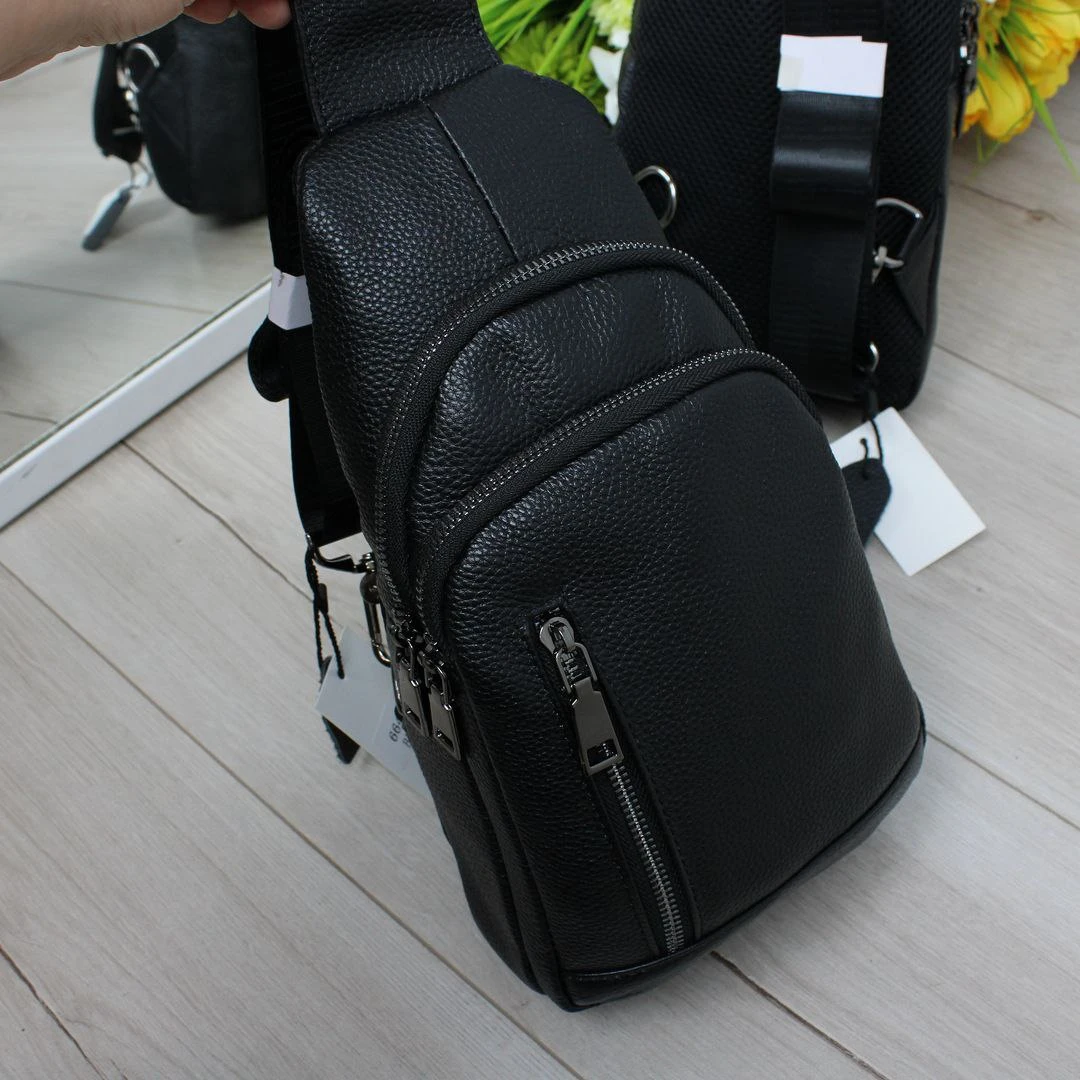 Чоловічий слінг з натуральної чорної шкіри з основним відділенням на блискавці