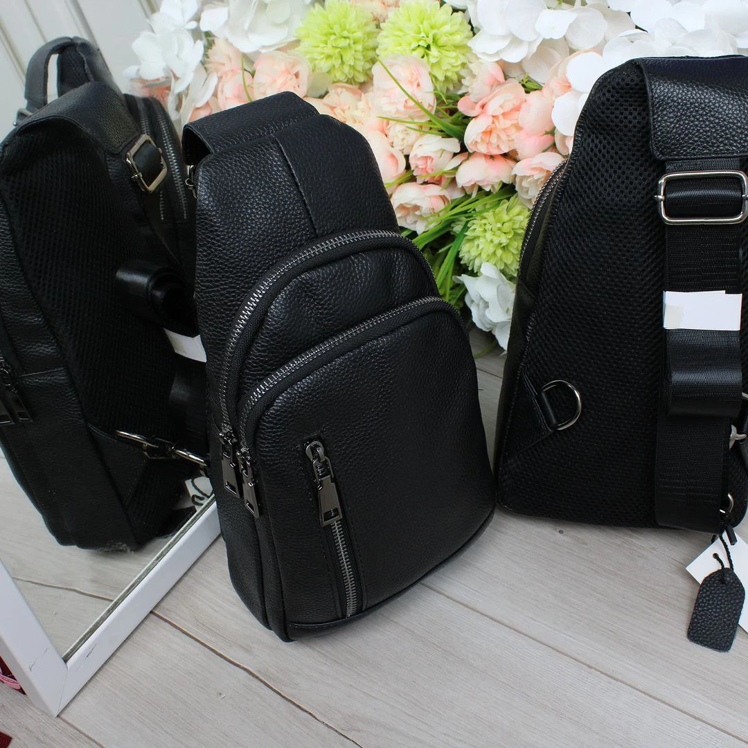 Чоловічий слінг з натуральної чорної шкіри з основним відділенням на блискавці