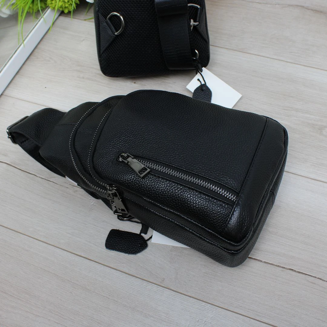 Чоловічий слінг з натуральної чорної шкіри з основним відділенням на блискавці