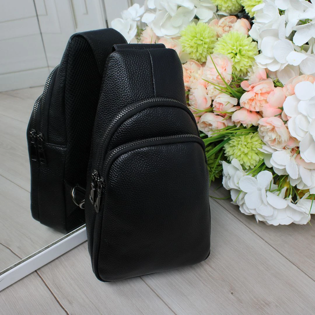 Чорний чоловічий слінг із натуральної шкіри з двома кишенями