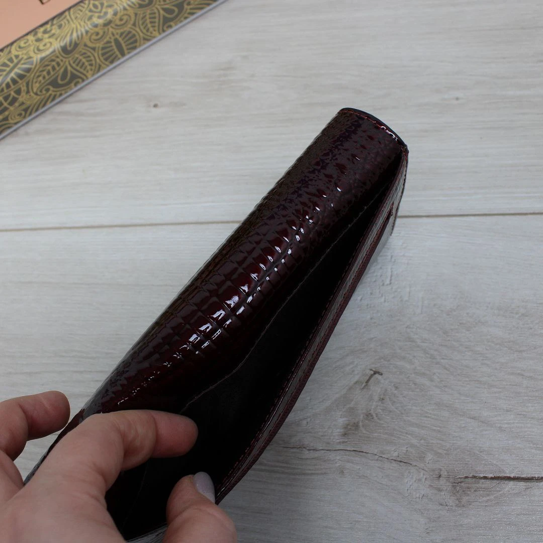 Жіночий гаманець бордовий з натуральної лакованої шкіри на магніті у фірмовій коробці