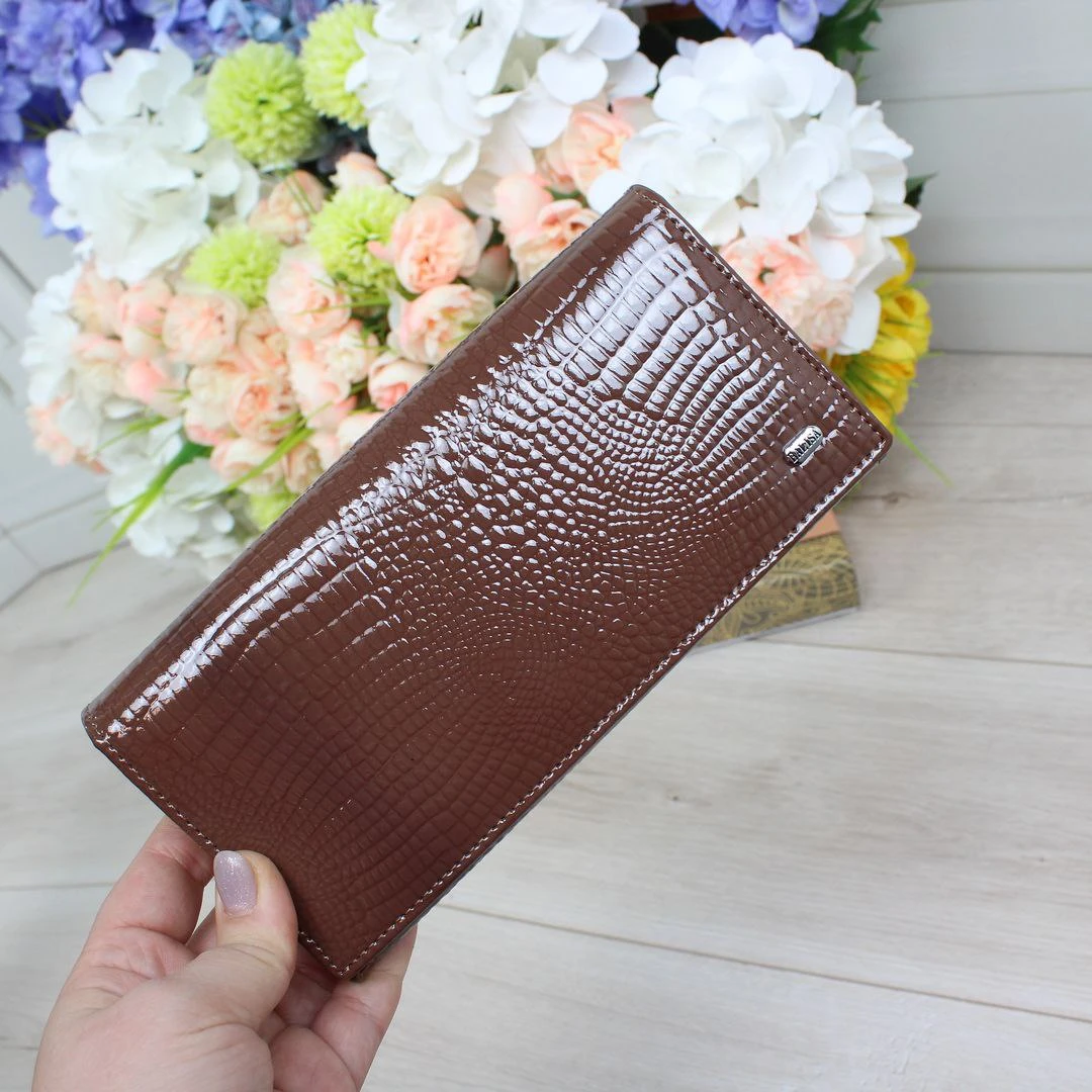 Жіночий гаманець капучіно з натуральної лакованої шкіри на магніті у подарунковій коробці