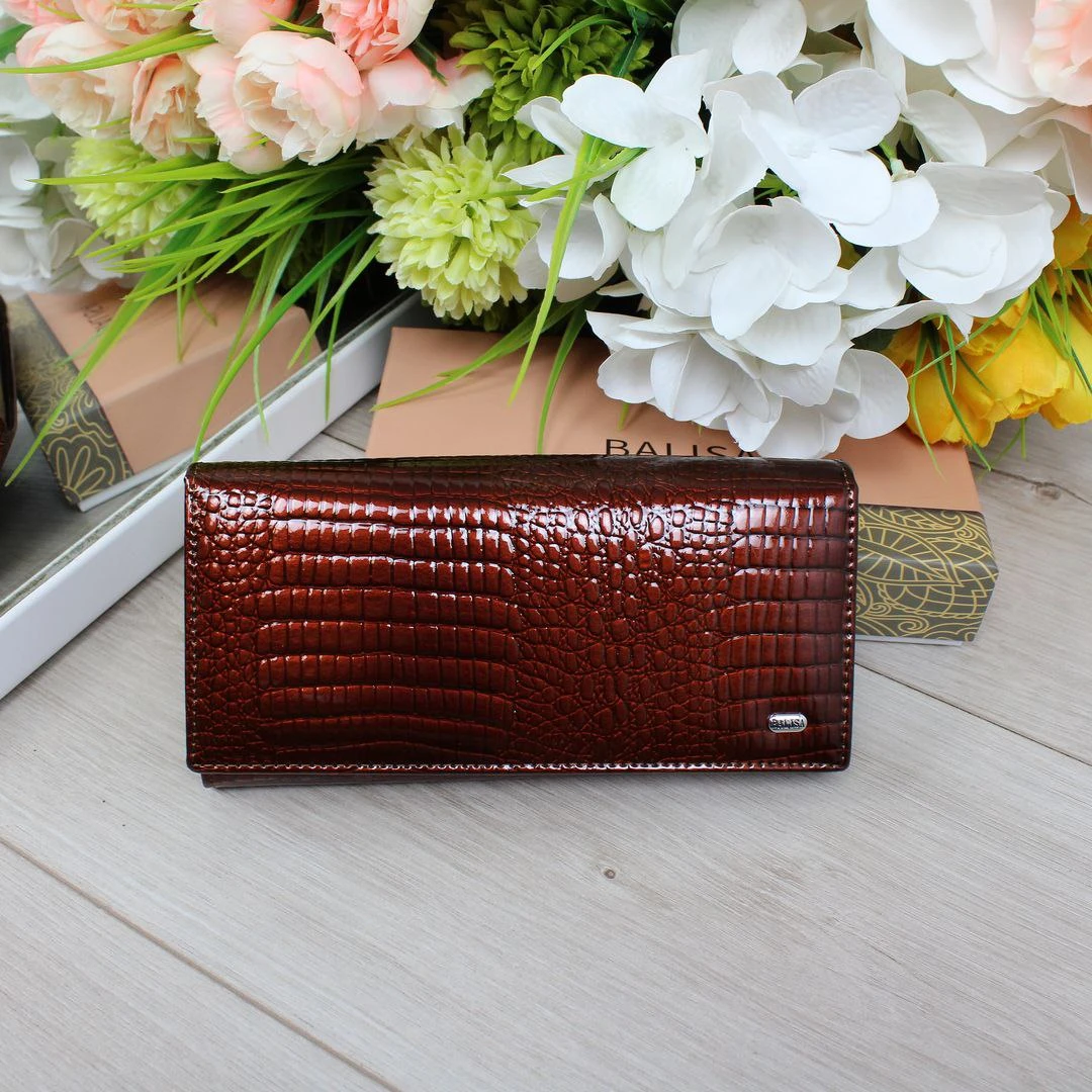 Жіночий коричневий гаманець з натуральної лакованої шкіри на магніті у фірмовій коробці