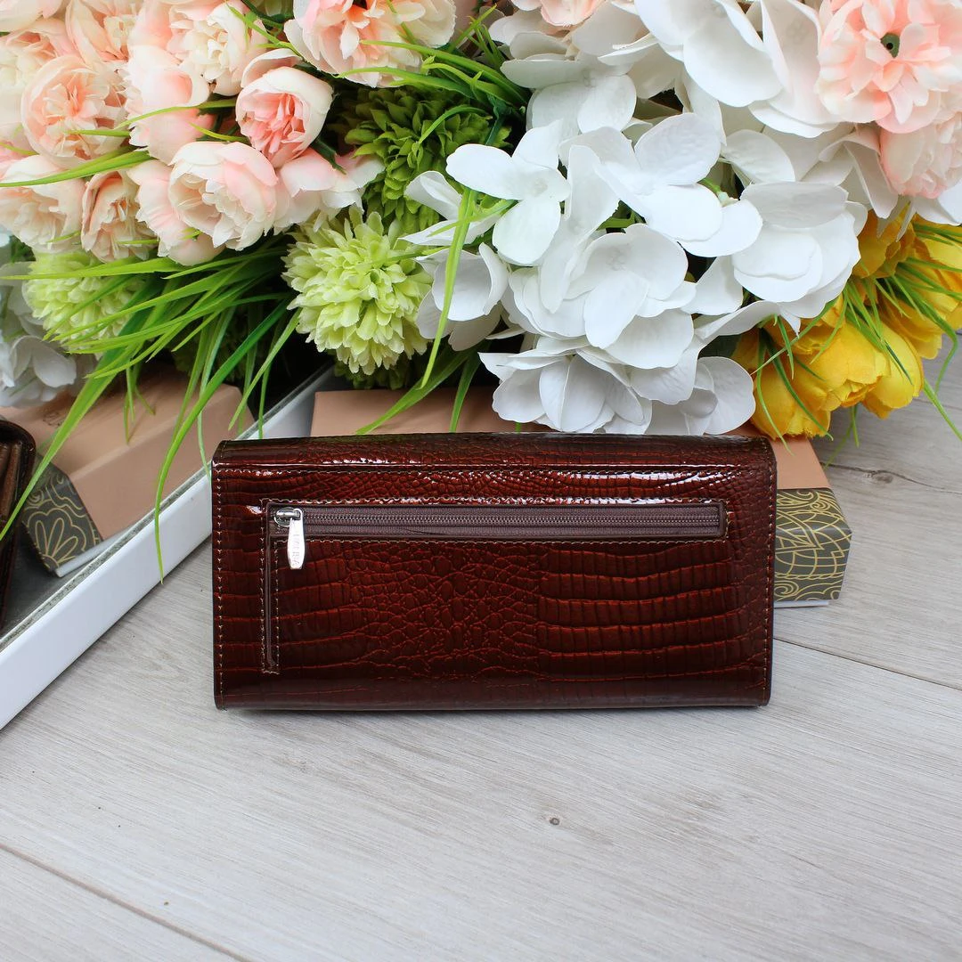 Жіночий коричневий гаманець з натуральної лакованої шкіри на магніті у фірмовій коробці