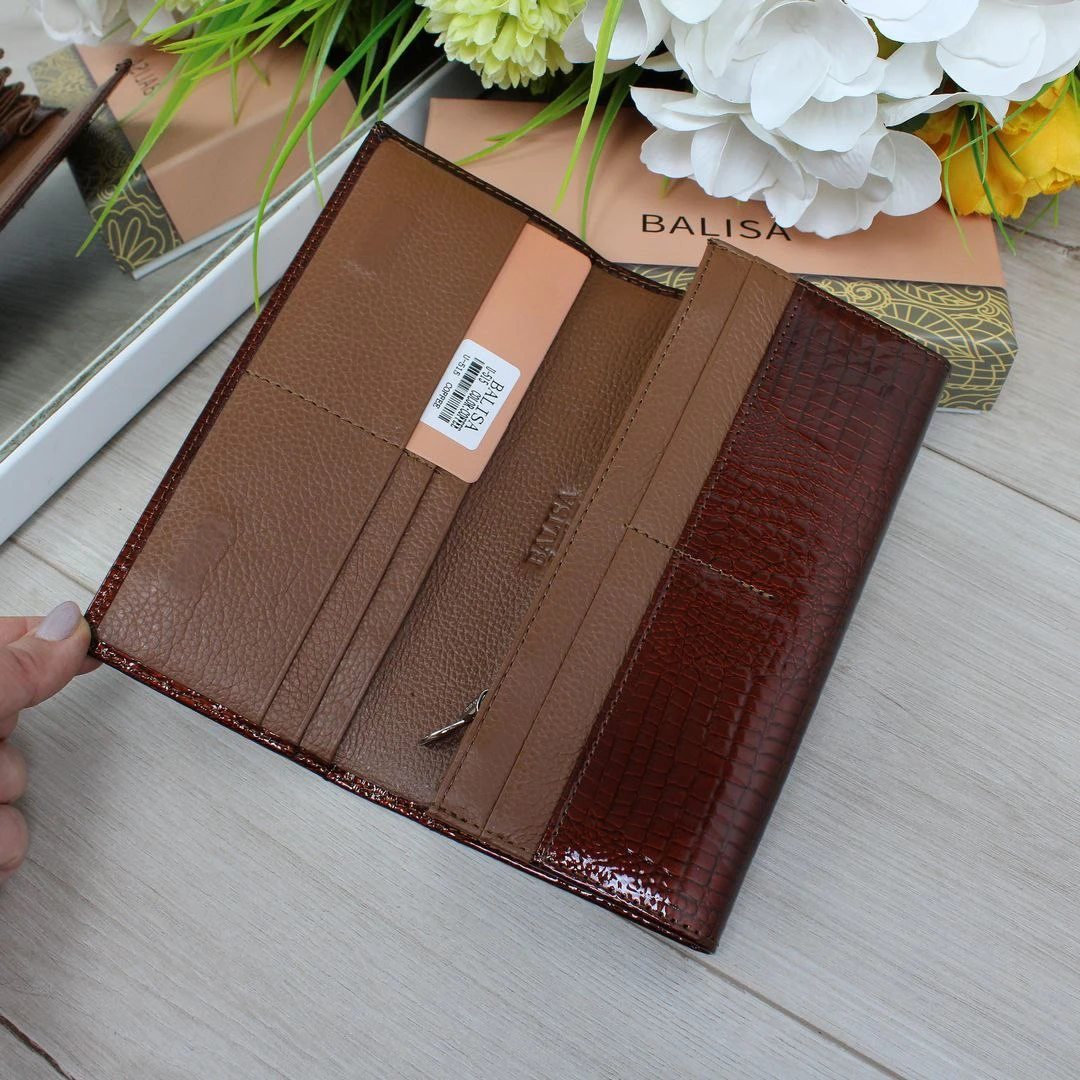 Жіночий коричневий гаманець з натуральної лакованої шкіри на магніті у фірмовій коробці