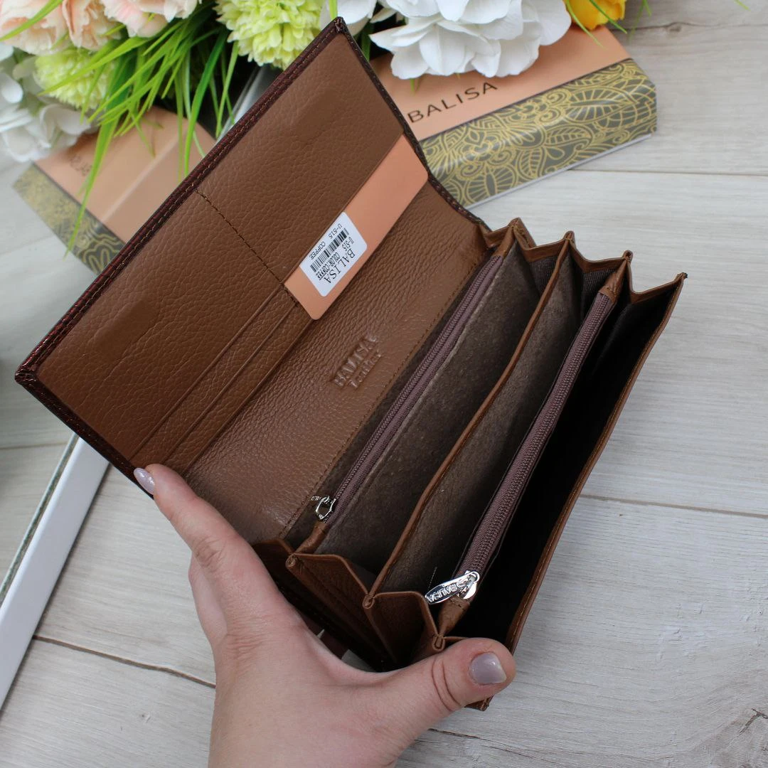 Жіночий коричневий гаманець з натуральної лакованої шкіри на магніті у фірмовій коробці