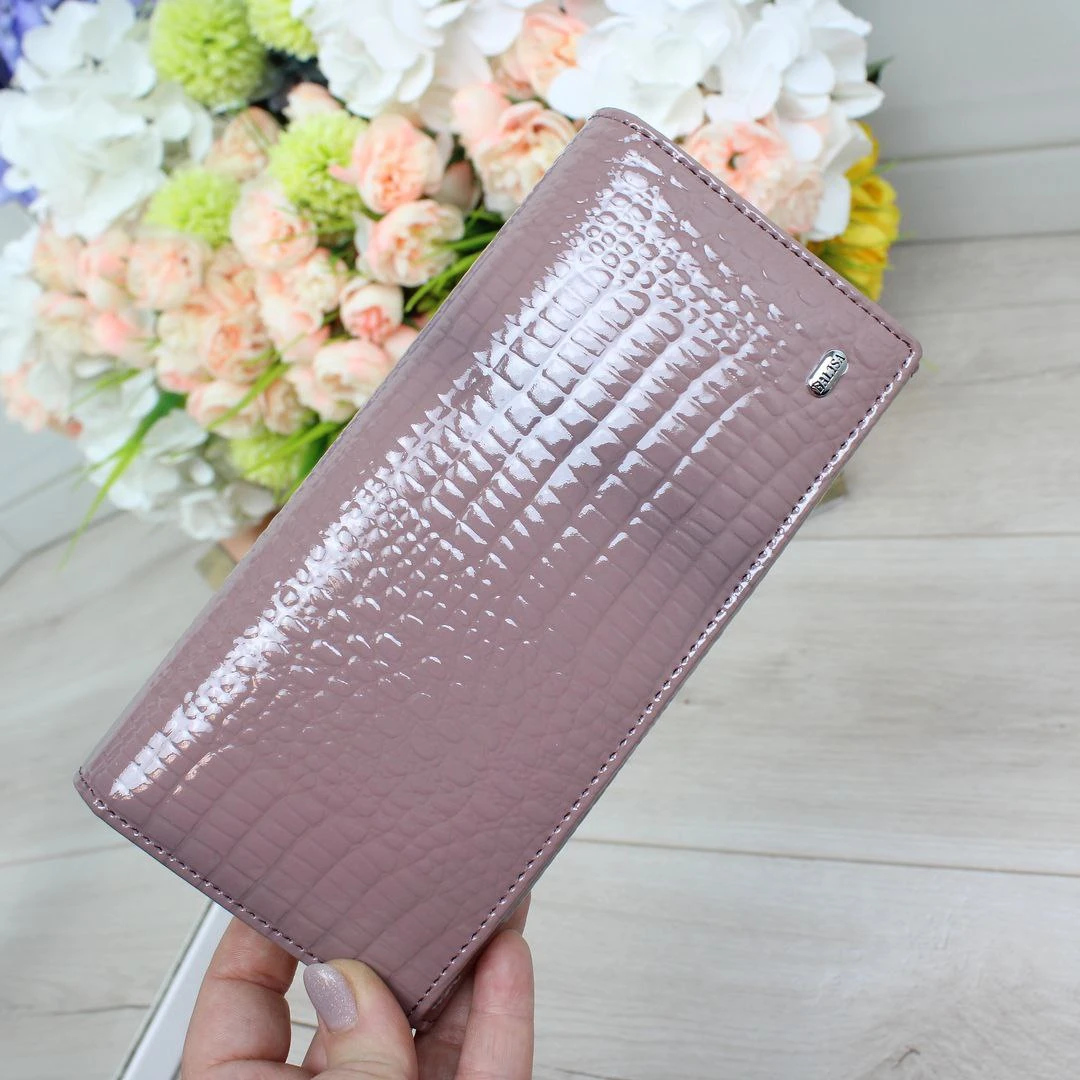 Жіночий гаманець пудрового кольору з натуральної лакованої шкіри на магніті