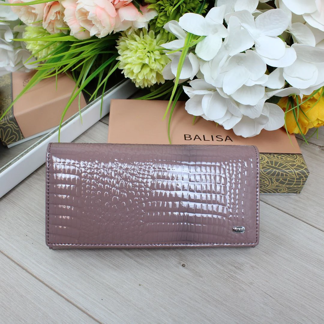 Жіночий гаманець пудрового кольору з натуральної лакованої шкіри на магніті