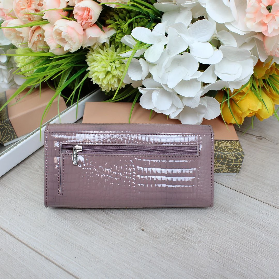 Жіночий гаманець пудрового кольору з натуральної лакованої шкіри на магніті