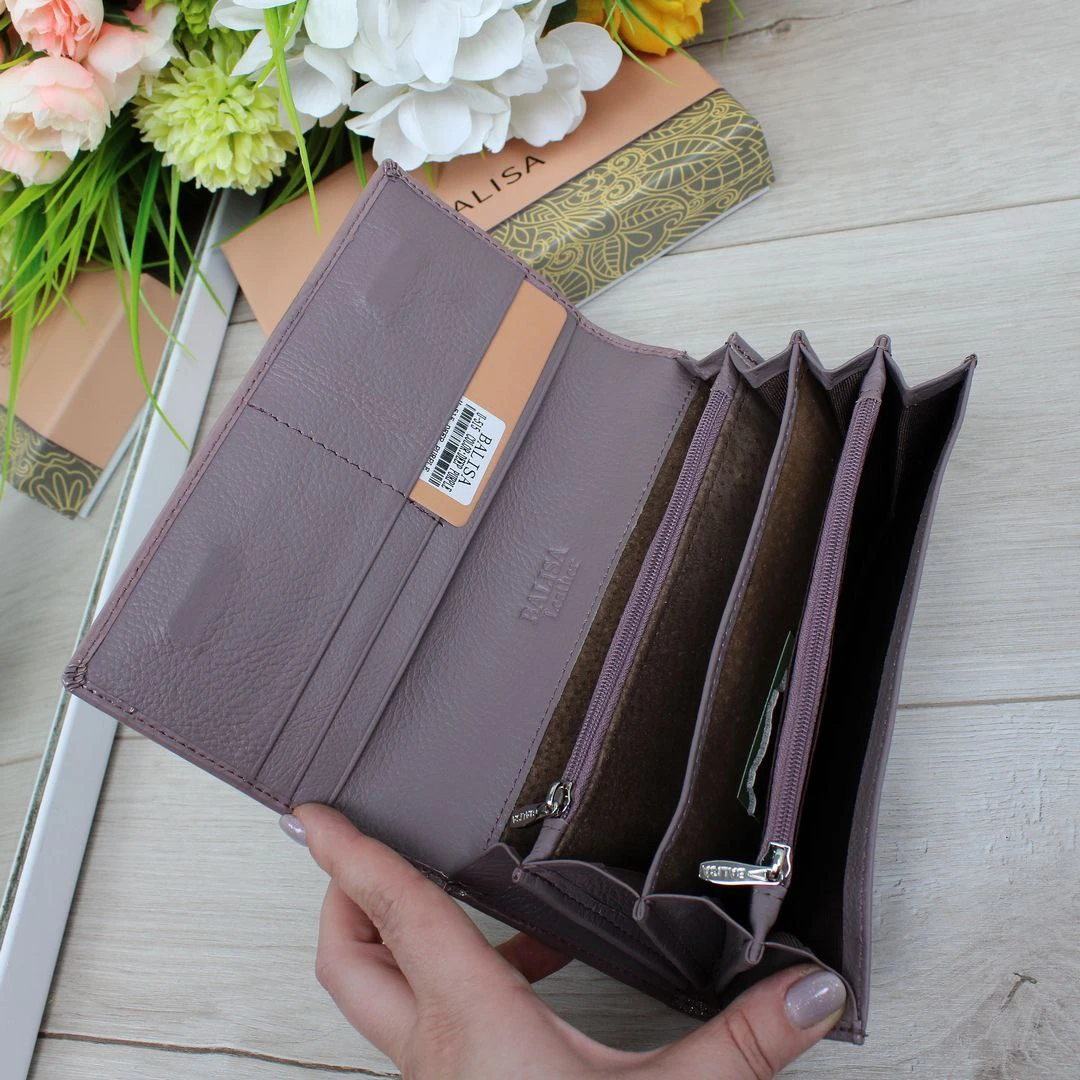 Жіночий гаманець пудрового кольору з натуральної лакованої шкіри на магніті