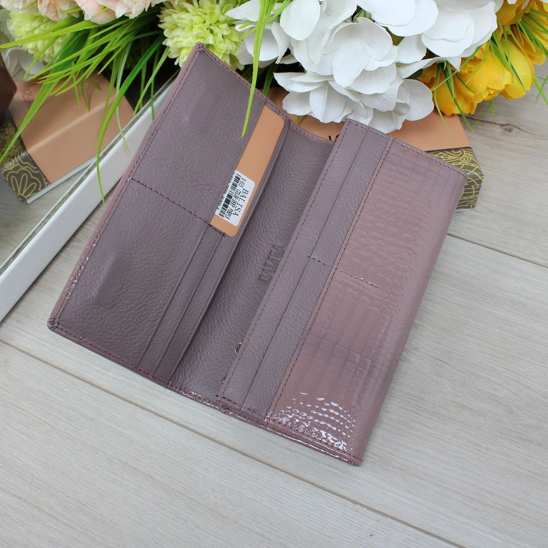 Жіночий гаманець пудрового кольору з натуральної лакованої шкіри на магніті